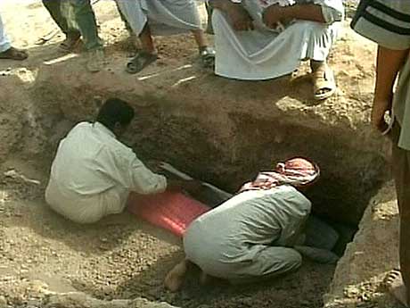 Irakere begraver en av de drepte etter USAs angrep. (Foto: APTN)