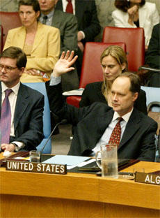 USAs FN-ambassadør James Cunningham avstår fra å stemme over resolusjonen i FNs sikkerhetsråd. (Foto: AP/Scanpix) USAs FN-ambassadør James Cunningham avstår fra å stemme over resolusjonen i FNs sikkerhetsråd. (Foto: AP/Scanpix)