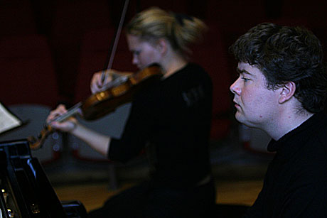 Steffen Horn spiller klaver sammen med søskenparet A. Samuelsen. Foto: Arne Kristian Gansmo, NRK.no/musikk.