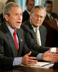 Bush med sin forsvarsminister Donald Rumsfeld, en av arkitektene bak Irak-krigen. (Foto: Reuters/Scanpix)