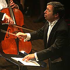 og dirigerte det kjente engelske kammerorkesteret Academy of St. Martin in the Fields på Festspillene 2004. Foto: Arne Kristian Gansmo, NRK.no. og dirigerte det kjente engelske kammerorkesteret Academy of St. Martin in the Fields på Festspillene 2004. Foto: Arne Kristian Gansmo, NRK.no.