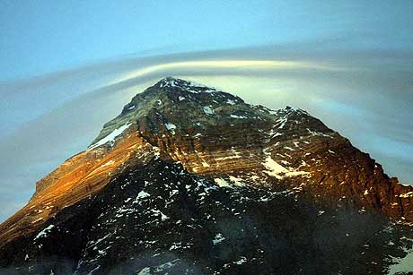 ET VAKKERT SYN: Mount Everest er verdens høyeste fjell. (Arkivfoto: AP/Gurinder Osan)