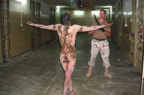 Et av bildene som ble publisert i The Washington Post fredag viser en naken iraker dekket av et ukjent stoff og ifrt fotlenker. (Foto: AP/The Washington Post)