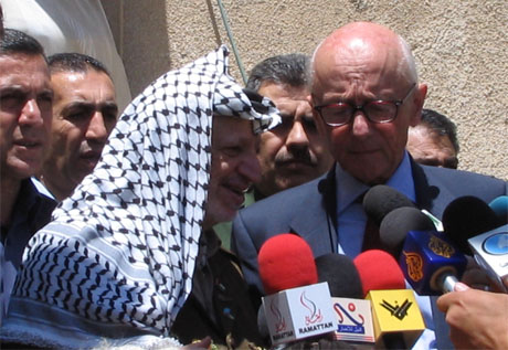 Kåre Willoch og Yasir Arafat holdt pressekonferanse etter deres møte i dag. (Foto: Ana Maria Borge Tveit/NRK)