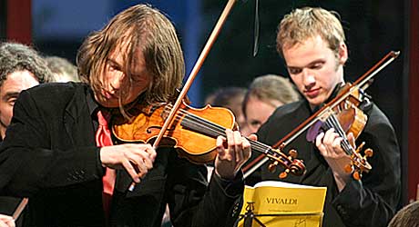 Festspillmusiker Henning Kragggerud sammen med strykere fra Barrat Due på Festspillene 2004. Foto: Arne Kristian Gansmo, NRK.no/musikk. Festspillmusiker Henning Kragggerud sammen med strykere fra Barrat Due på Festspillene 2004. Foto: Arne Kristian Gansmo, NRK.no/musikk.