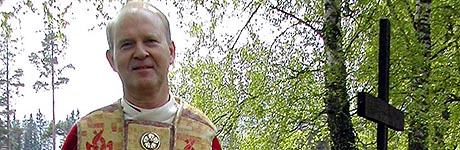 Biskop Olav Skjevesland beklager at det blir færre gudstjenester i Skien.