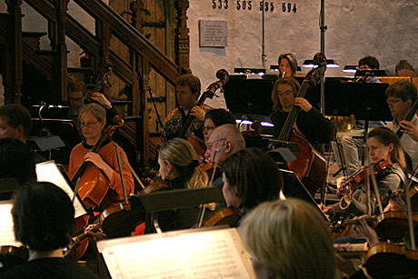 Det blir trangt når hele Bergen Filharmoniske Orkester skal inn i Bergen Domkirke. Foto: Arne Kristian Gansmo, NRK.no.