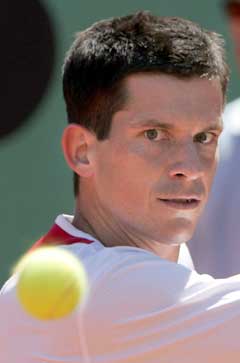 Tim Henman i aksjon i første runde i Paris. (Foto: AFP/Scanpix) Tim Henman i aksjon i første runde i Paris. (Foto: AFP/Scanpix)