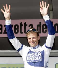 Alessandro Petacchi holder opp åtte fingre for å vise hvor mange etappeseirer han har tatt i år. (Foto: AFP/Scanpix)