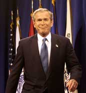 Bush må gi inntrykk av å være optimistisk og handlekraftig. Her er han på vei til å holde talen (Scanpix/AP)