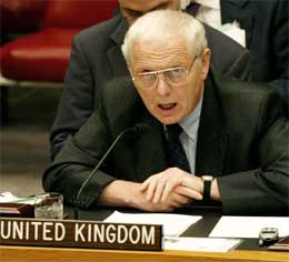 All suverenitet overføres til Irak, forsikrer Storbritannias FN-ambassadør Emyr Jones (Scanpix/AP)
