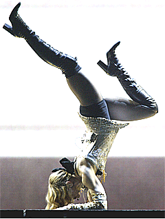 Ikke mange 45 åringer som gjør dette etter Madonna. Foto: Robert Galbraith, Reuters. 