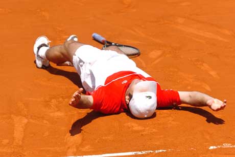 En utslitt Fabrice Santoro etter kampen. (Foto: AP/Scanpix)