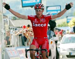 Damiano Cunego jubler i det han vinner 16. etappe. (Foto: AP/Scanpix) Damiano Cunego jubler i det han vinner 16. etappe. (Foto: AP/Scanpix)