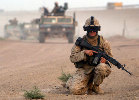 En amerikansk soldat p patrulje i Falluja i Irak. (Foto: Reuters/Scanpix)
