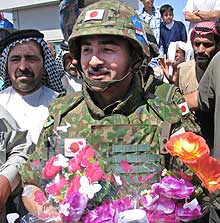 POPULÆRE: Japanske soldater fikk blomster fra innbyggerne i Sanawa 6. mai 2004. (Foto: Reuters/Mohammed Ameen)