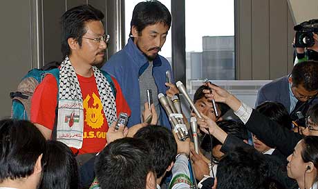 KIDNAPPET OG LØSLATT: Hjelpearbeideren Nobutaka Watanabe (venstre) er en av de 219 som har anmeldt regjeringen i Japan. (Arkivfoto: Katsumi Kasahara)