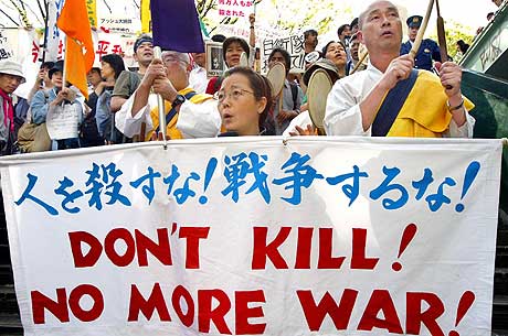 KJEMPER MOT KRIGEN: Japanske innbyggere protesterte mot krigen i Irak under en demonstrasjon i Tokyo 18. april 2004. (Arkivfoto: AFP/Yoshikazu Tsuno)