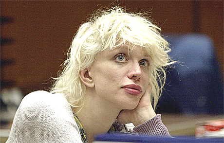 Det var en ydmyk Courtney Love som møtte i retten tirsdag 25. mai. Foto: Nick Ut, AP.