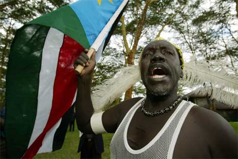 Denne sudanske manne uttrykkjer si glede over avtalen som no er underteikna. (Foto: AFP/Scanpix)