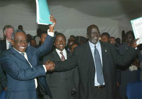 Sudans visepresident Ali Osman Mohamed Taha (t.v.) og SPLA-leiar Johan Garang jublar etter at avtalen vart underskriven seint i kveld. (Foto: AP/Scanpix)