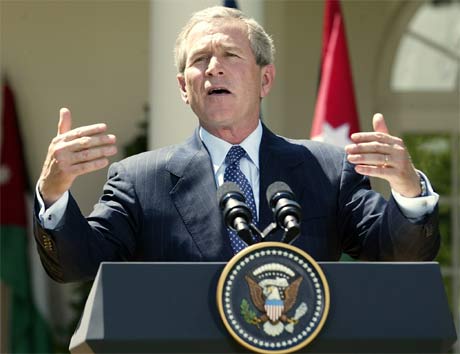 President George W. Bush  holder tale (foto: AFP/Scanpix).