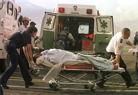 Et offer for en bombeaksjon utført av FARC blir hjulpet inn i en ambulanse. (Foto: AP/Scanpix) Et offer for en bombeaksjon utført av FARC blir hjulpet inn i en ambulanse. (Foto: AP/Scanpix)