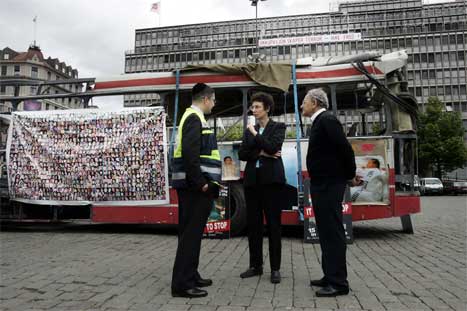 Israels ambassadør Liora Herzl (i midten) saman med Misiach Icashi (t.h.), som har mistet flere slektningar i terroraksjonar, og Zelig Feiner, som er talsmann for organisasjonen Zaka. (Foto: Heiko Junge/Scanpix)
