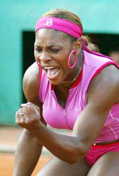 Serena Williams viser at hun er fornøyd med ett slag. (Foto: AP/Scanpix)