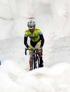 Stefano Garzelli vant den19.etappen. (Foto: AP/Scanpix)