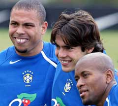 Ronaldo på treningsleir sammen med Kaka og Ze Roberto. (Foto:AFP/Scanpix)