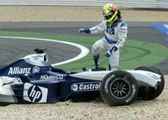 Ralf Schumacher går ut av bilen etter å ha krasjet i starten. (Foto: AP/Scanpix) Ralf Schumacher går ut av bilen etter å ha krasjet i starten. (Foto: AP/Scanpix)