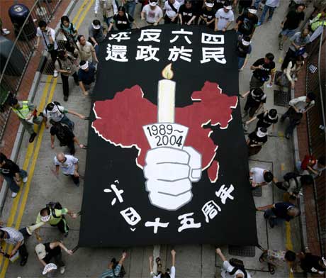 Demonstrantene bar et banner med et brennende lys foran et kart av Kina (Scanpix/Reuters)