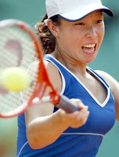 Zheng Jie i aksjon i Paris. (Foto: AP/Scanpix) Zheng Jie i aksjon i Paris. (Foto: AP/Scanpix)