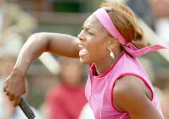 Serena Williams smasher under kampen mot Shinobu Asagoe. (Foto: AFP/Scanpix) Serena Williams smasher under kampen mot Shinobu Asagoe. (Foto: AFP/Scanpix)