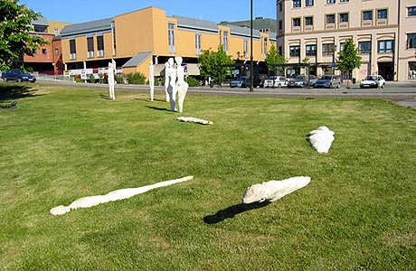 Fire skulpturar er øydelagt i Bryggeparken midt i sentrum av Skien. Foto: Ragnar Lurås