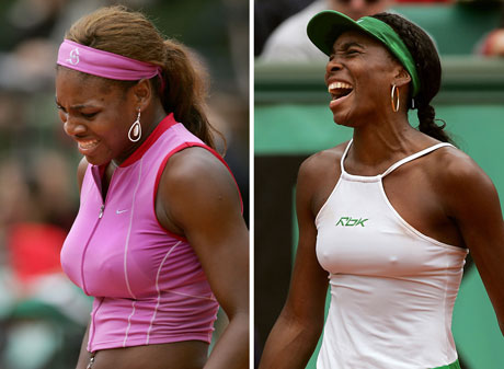 Serena og Venus Williams hadde ingen god dag på jobben tirsdag. (Foto: AFP)