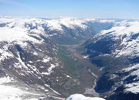 Arne Kleiven i hangglider over Josteidalsbreen. Utsikt ned mot Fjærland. Eige foto.
