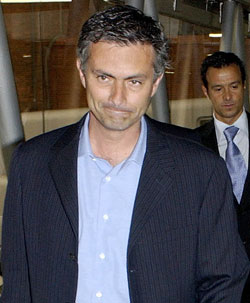 Chelseas nye trener Jose Mourinho får en tøff sesongstart.