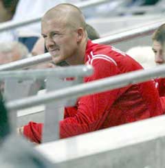 David Beckham skar grimaser på sidelinjen etter at han ble byttet ut. (Foto: AP/Scanpix)