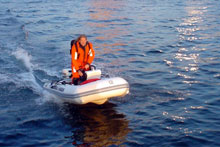 Helge Hjelland i den ti fot lange gummibåten som ble stjålet. 