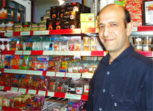 Iranske Mojtaba Talaian jobber i butikken Multinasjonal Mat i Bergen. Han får mange spørsmål om bruk av krydder og andre ingredienser. Foto: Katherine Ferguson, NRK
