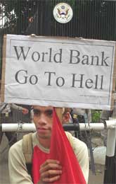 En indonesisk demonstrant legger ikke fingrene imellom: Verdensbanken - dra til helvete (Scanpix/AP)