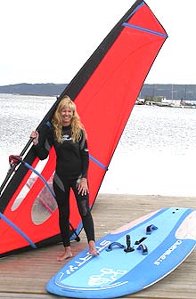 Elisabet Grøndahl har prøvd dagens seilbrett. SE HVORDAN DET GIKK I BILDEGALLERIET. Foto: NRK