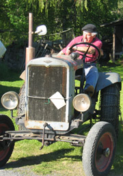 Med selvbygget traktor. Foto: NRK.