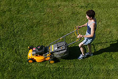 Bør det være lov å klippe gresset helligdager? Foto: Terje Bendiksby / SCANPIX 