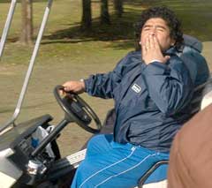 Ikke noe i veien med Maradonas stil i golfbilen. (Foto: AFP/Scanpix)