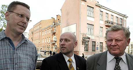 Politikerne Valeriy Parfenovich (venstre), Sergei Skrebets (midten) og Vladimir Frolov gikk til sultestreik torsdag 3. juni i parlamentsbygningen i Hviterussland. (Foto: AFP/Viktor Drachev)