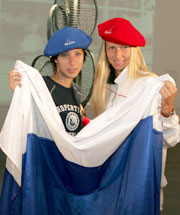 Myskina og Dementjeva før den første hel-russiske finalen i French Open. (Foto: REUTERS/Philippe Wojazer) 