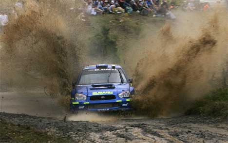 Petter Solberg møter det våte element i Rally Akropolis 2004 Foto: AFP/Fayez NURELDINE Petter Solberg møter det våte element i Rally Akropolis 2004 Foto: AFP/Fayez NURELDINE